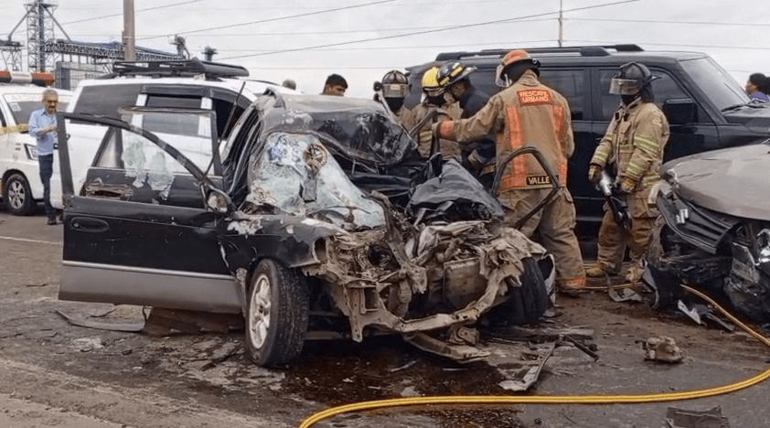 TRAGEDIA EN LA RUTA A COTOCA: REPORTAN TRES FALLECIDOS EN CHOQUE MÚLTIPLE